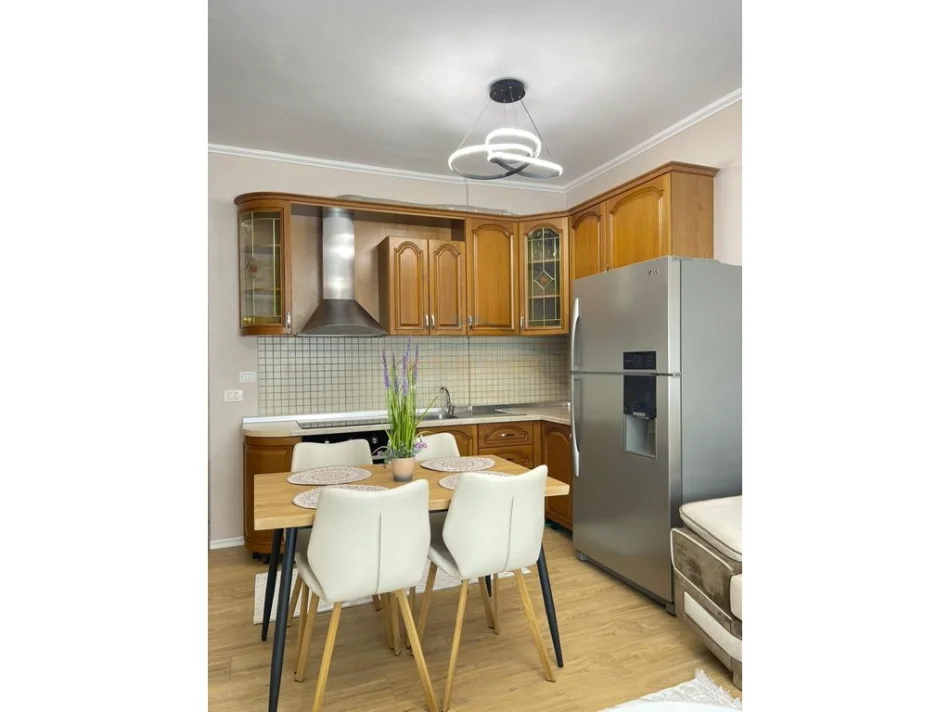 Tirane, jepet me qera apartament 2+1+Ballkon Kati 4, 98 m² 880 € (Kristal Center, Komuna e Parisit)
