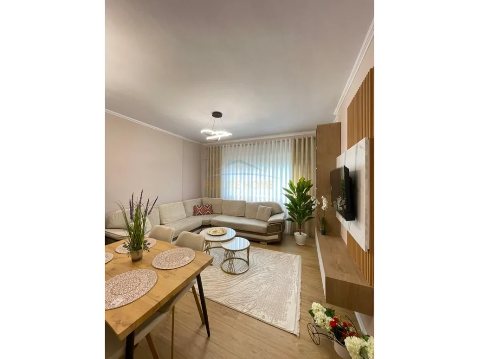 Tirane, jepet me qera apartament 2+1+Ballkon Kati 4, 98 m² 880 € (KOMUNA E PARISIT)
