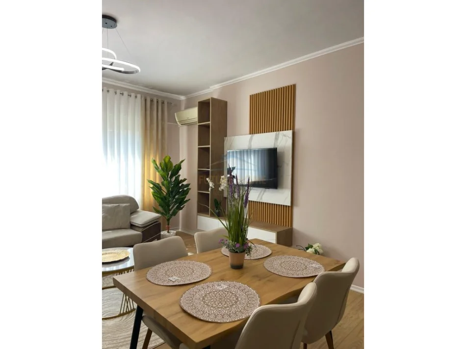 Tirane, jepet me qera apartament 2+1+Ballkon Kati 4, 98 m² 900 € (Komuna e parisit)