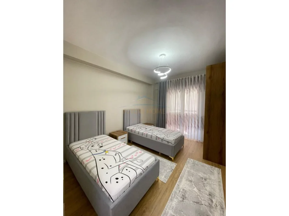Tirane, jepet me qera apartament 2+1+Ballkon Kati 4, 98 m² 900 € (Komuna e parisit)