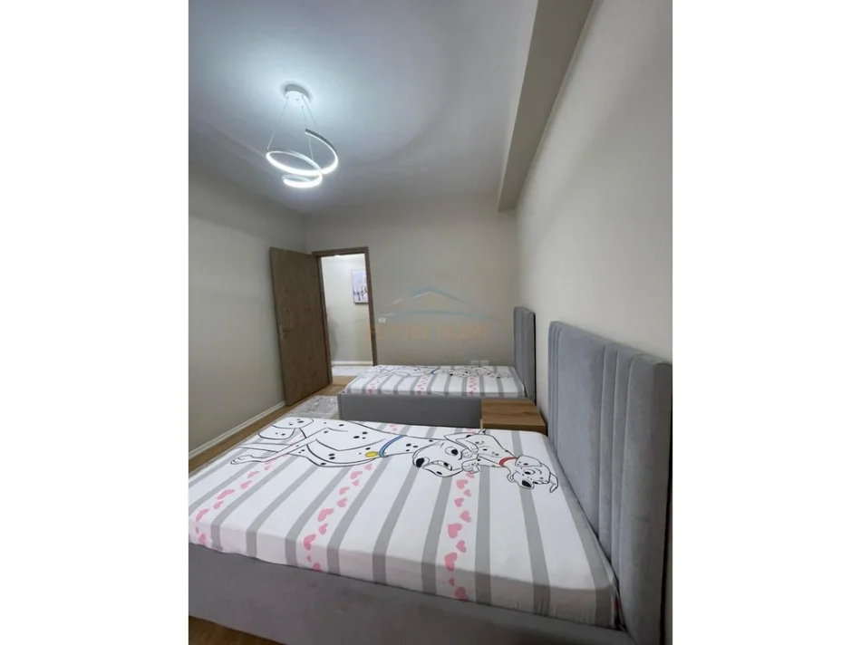 Tirane, jepet me qera apartament 2+1+Ballkon Kati 4, 98 m² 900 € (Komuna e parisit)