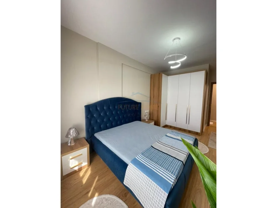 Tirane, jepet me qera apartament 2+1+Ballkon Kati 4, 98 m² 880 € (Kristal Center, Komuna e Parisit)
