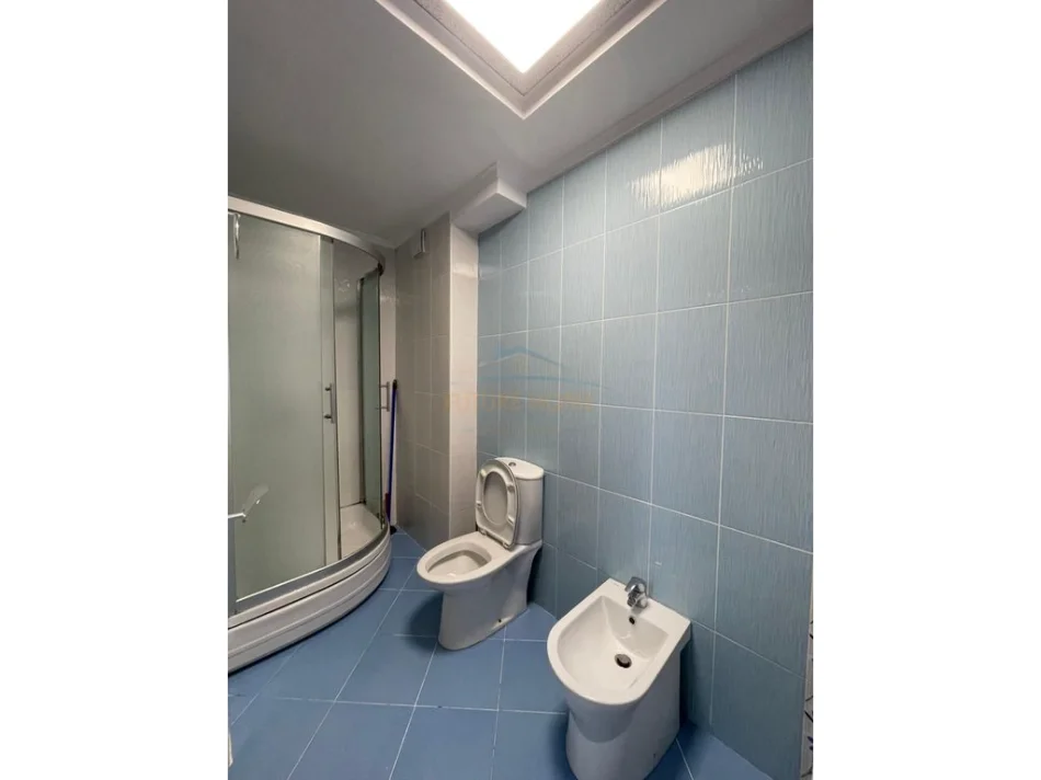 Tirane, jepet me qera apartament 2+1+Ballkon Kati 4, 98 m² 880 € (KOMUNA E PARISIT)