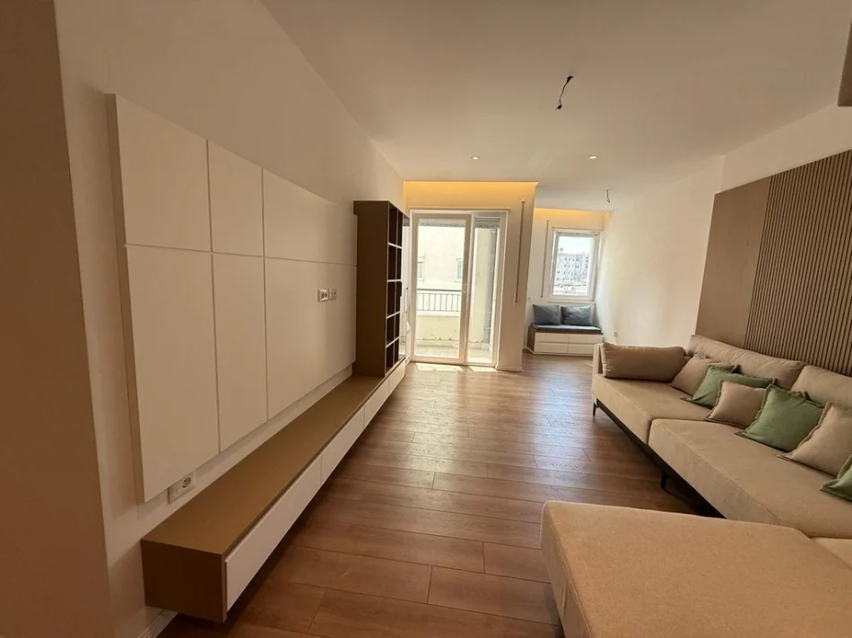 Tirane, shitet apartament 2+1+Ballkon Kati 5, 89 m² 275.000 € (Qender)