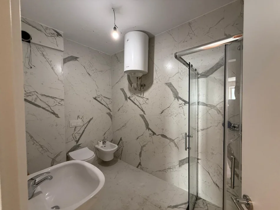 Tirane, shitet apartament 2+1+Ballkon Kati 5, 89 m² 275.000 € (Qender)