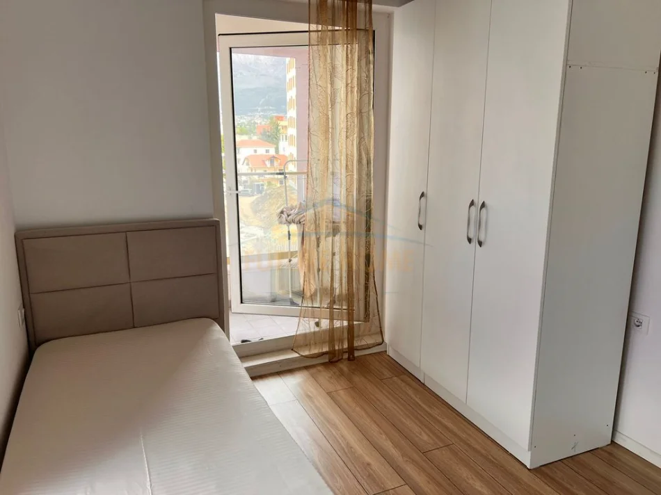 Tirane, jepet me qera apartament 2+1 Kati 4, 77 m² 470 € (kompleksi mangalem)