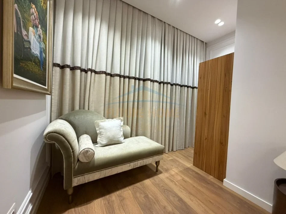 Tirane, jepet me qera apartament 2+1+Ballkon Kati 3, 133 m² 1.600 € (Rruga e Barrikadave)