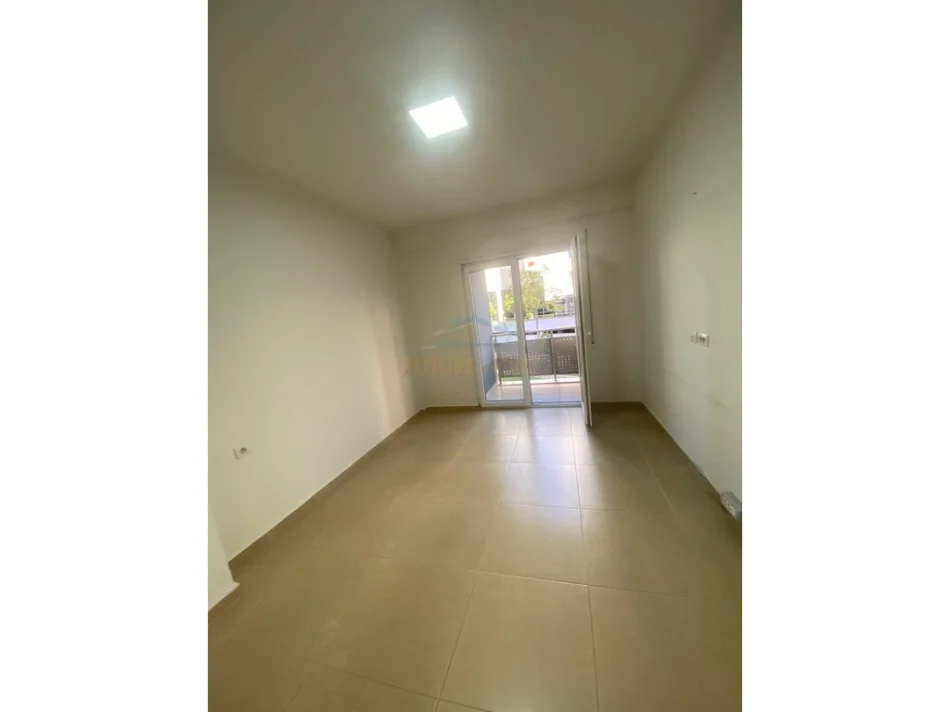 Tirane, jepet me qera apartament 2+1 Kati 2, 94 m² 1.100 € (Rruga e Kosovareve)