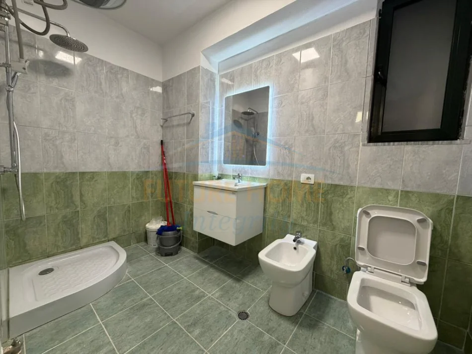 Tirane, shitet apartament 2+1+Ballkon Kati 7, 94 m²  totalisht i mobiluar dhe i investuar, 152.000 € (Yzberisht, prane Bar Stafa)