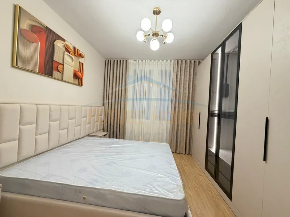 Tirane, shitet apartament 2+1+Ballkon Kati 7, 94 m²  totalisht i mobiluar dhe i investuar, 152.000 € (Yzberisht, prane Bar Stafa)