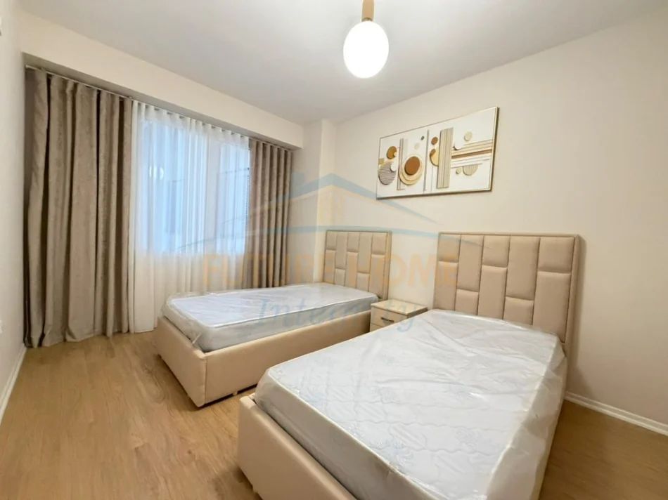 Tirane, shitet apartament 2+1+Ballkon Kati 7, 94 m²  totalisht i mobiluar dhe i investuar, 152.000 € (Yzberisht, prane Bar Stafa)