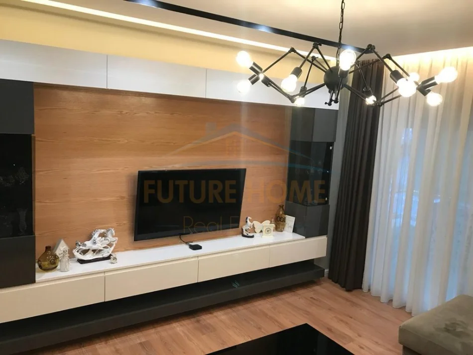 Tirane, shitet apartament 4+1 Kati 2, 140 m² 