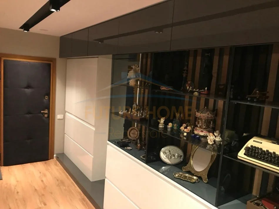 Tirane, shitet apartament 4+1 Kati 2, 140 m² 