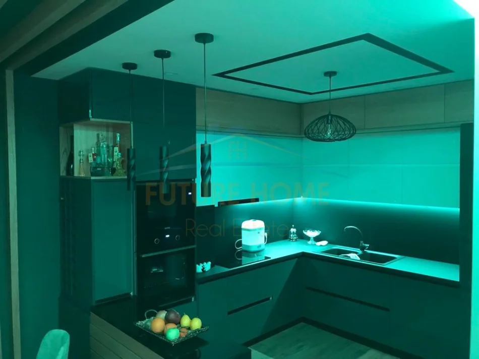 Tirane, shitet apartament 4+1 Kati 2, 140 m² 