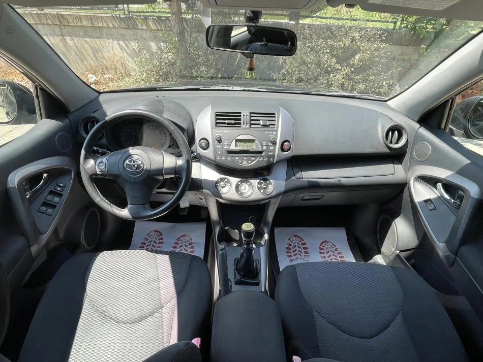 Tirane, shes SUV | Fuoristrad | Xhip TOYOTA RAV4 Nafte, gri e erret manuale Klima 158.000 km 5.900 €