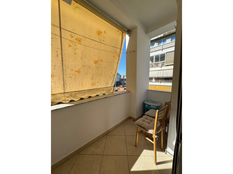 Tirane, jepet me qera apartament 2+1+Ballkon Kati 4, 80 m² 650 € (xhamllik)
