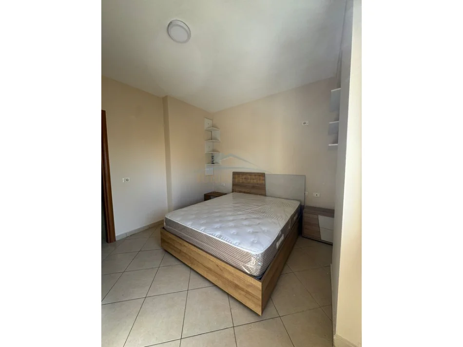 Tirane, jepet me qera apartament 2+1+Ballkon Kati 4, 80 m² 650 € (xhamllik)