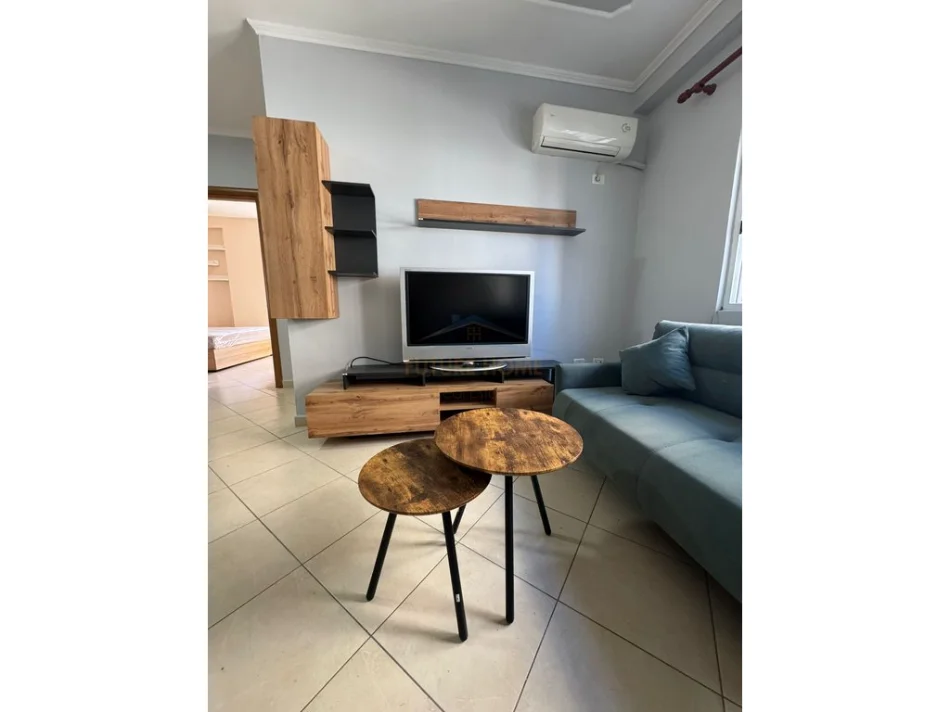Tirane, jepet me qera apartament 2+1+Ballkon Kati 4, 80 m² 650 € (xhamllik)