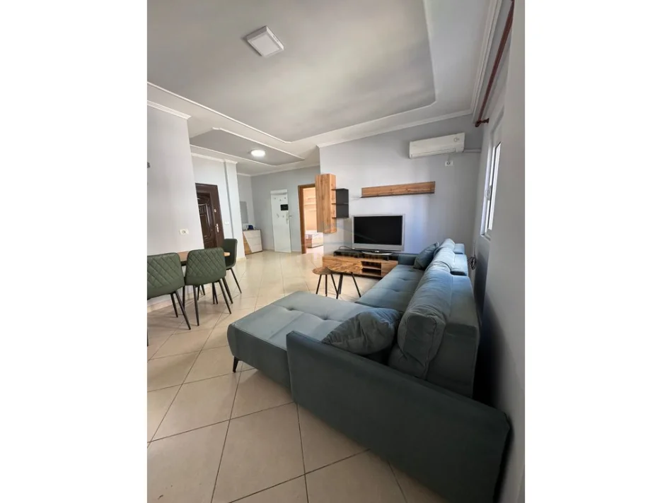 Tirane, jepet me qera apartament 2+1+Ballkon Kati 4, 80 m² 650 € (xhamllik)