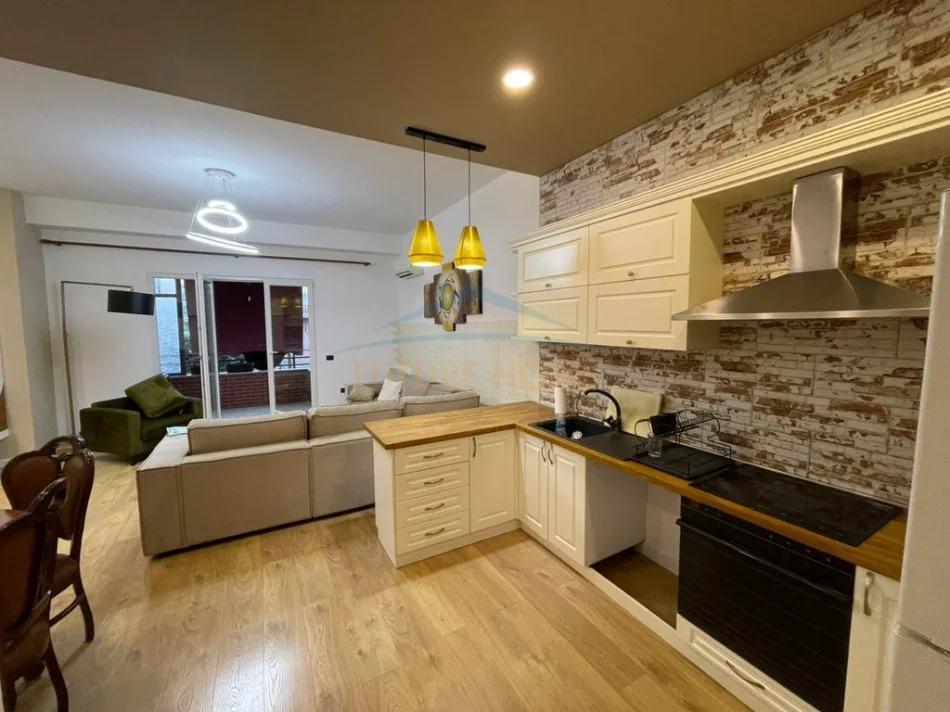 Tirane, jepet me qera apartament 2+1 Kati 1, 114 m² 550 € (Yzberisht, prane Nela 6,Tiranë.)