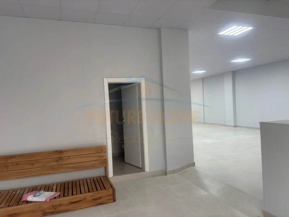 Tirane, jap me qera ambjent biznesi Kati 0, 200 m² 1.000 € (ASTIR,VILA L)
