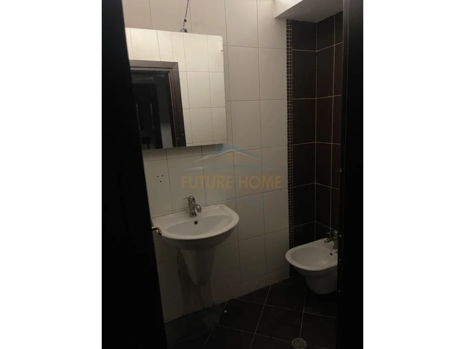 Elbasan, Shitet Ambient Biznesi, Kati 2, 172 m² 266.600 € (Rruga Rinia, Elbasan)