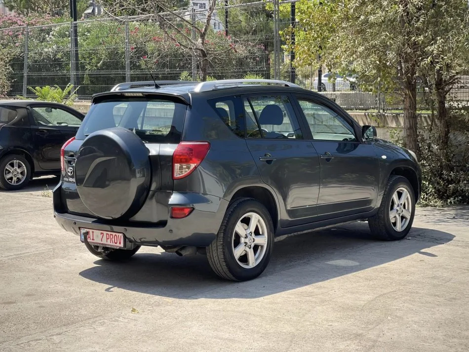 Tirane, shes SUV | Fuoristrad | Xhip TOYOTA RAV4 Nafte, gri e erret manuale Klima 158.000 km 5.900 €