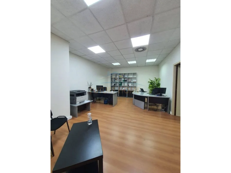 Tirane, jepet me qera ambjent biznesi Kati 0, 40 m² 1.000 € (Qender, prane Toptani Shopping Center)