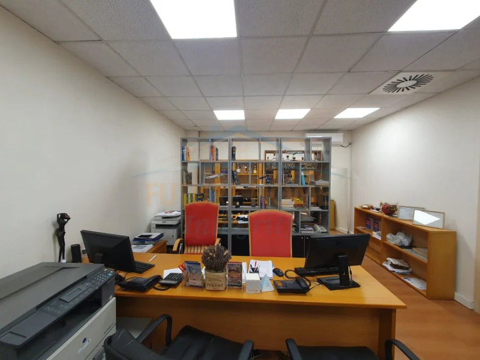 Tirane, jepet me qera ambjent biznesi Kati 0, 40 m² 1.000 € (Qender, prane Toptani Shopping Center)