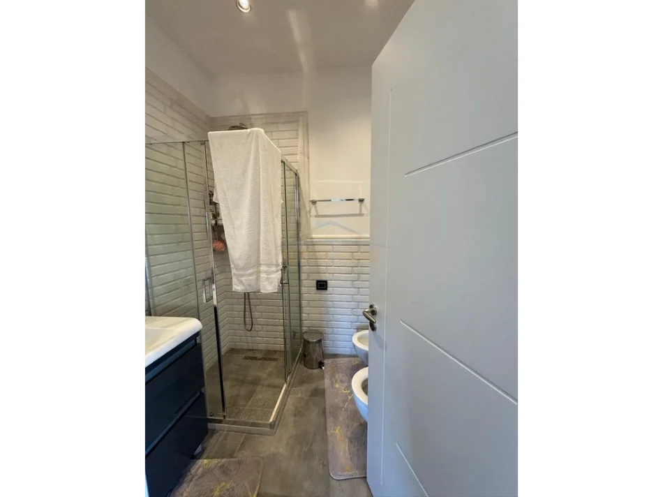 Tirane, jepet me qera apartament 2+1 Kati 5, 124 m² 2.000 € (LIQENI I THATE)