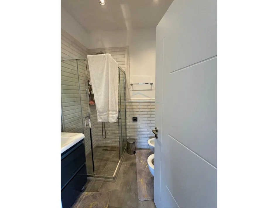 Tirane, jepet me qera apartament 2+1 Kati 5, 124 m² 2.000 € 