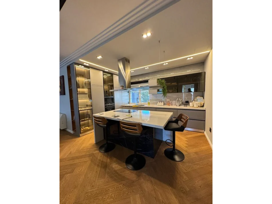 Tirane, jepet me qera apartament 2+1+Aneks+Ballkon Kati 5, 124 m² 2.000 € 