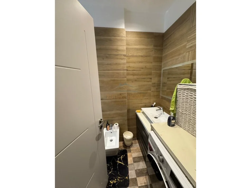 Tirane, jepet me qera apartament 2+1 Kati 5, 124 m² 2.000 € (Liqeni i Thate)