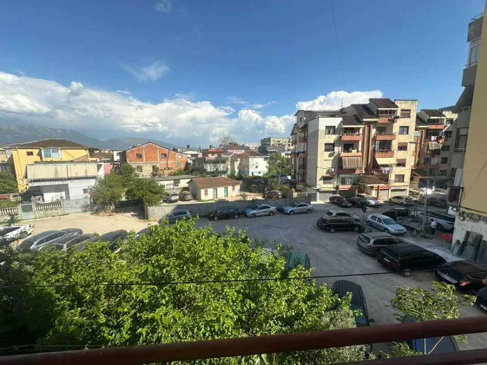Tirane, jepet me qera apartament 2+1+Ballkon Kati 2, 84 m² 550 € (Shkolla Aleks Buda)