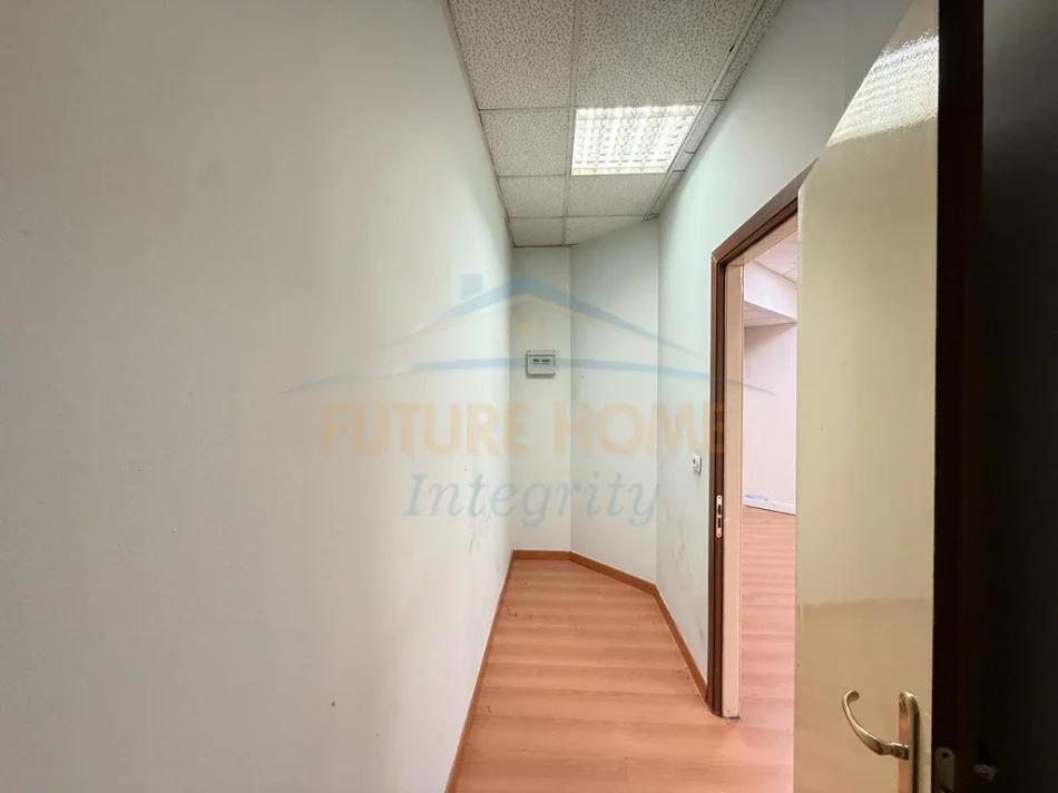 Tirane, shitet ambjent biznesi Kati 0, 40 m² 245.000 € (Qender, Torre Drin)