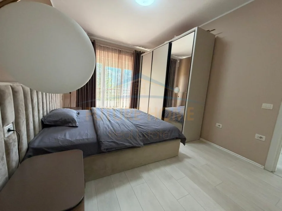 Tirane, jepet me qera apartament 3+1 Kati 4, 188 m² 1.400 € (Kompleksi Fz)