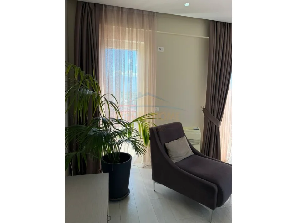 Tirane, jepet me qera apartament 3+1 Kati 4, 188 m² 1.400 € (Kompleksi Fz)