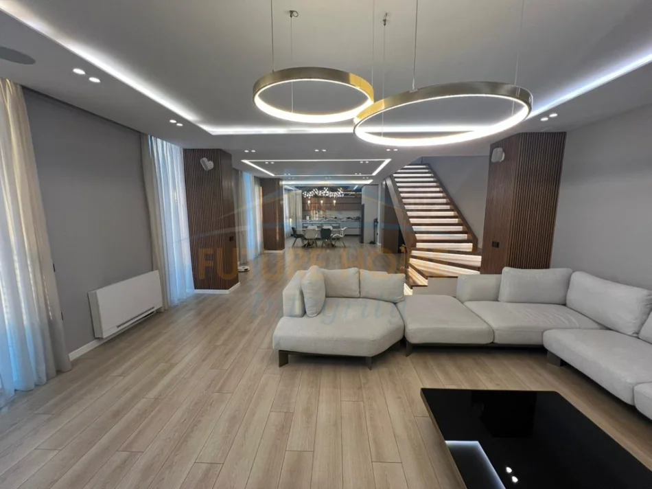 Tirane, jepet me qera apartament 4+1+3 Kati 10, 265 m² 3.200 € (Kompleksi Square 21,Rruga e Kavajes)