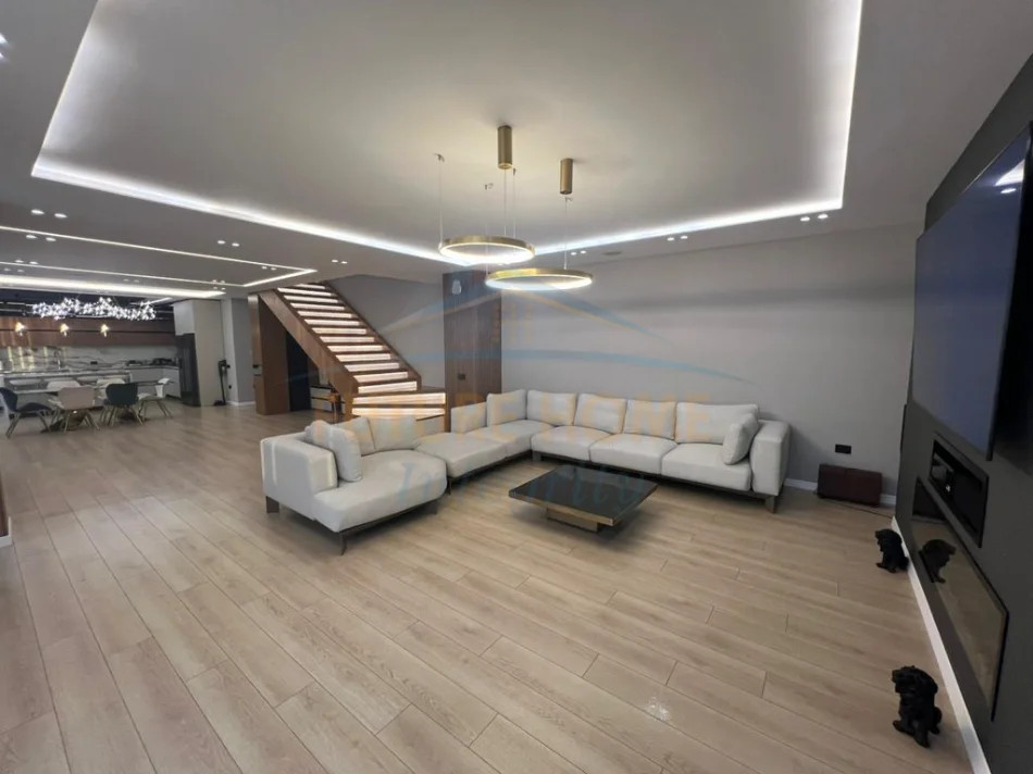 Tirane, jepet me qera apartament 4+1+3 Kati 10, 265 m² 3.200 € (Kompleksi Square 21,Rruga e Kavajes)