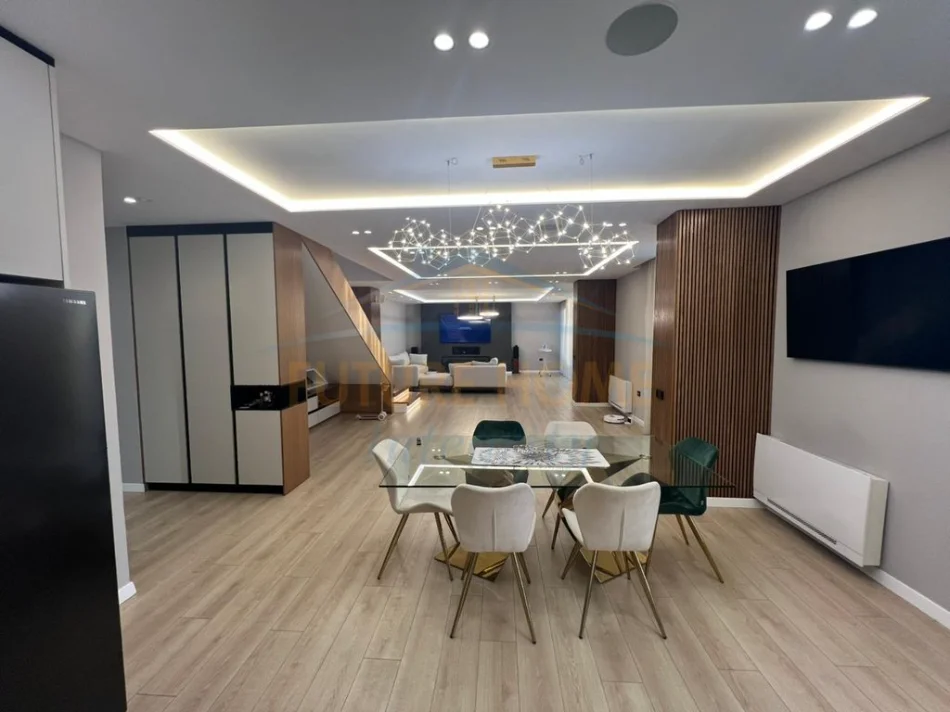 Tirane, jepet me qera apartament 4+1+3 Kati 10, 265 m² 3.200 € (Kompleksi Square 21,Rruga e Kavajes)