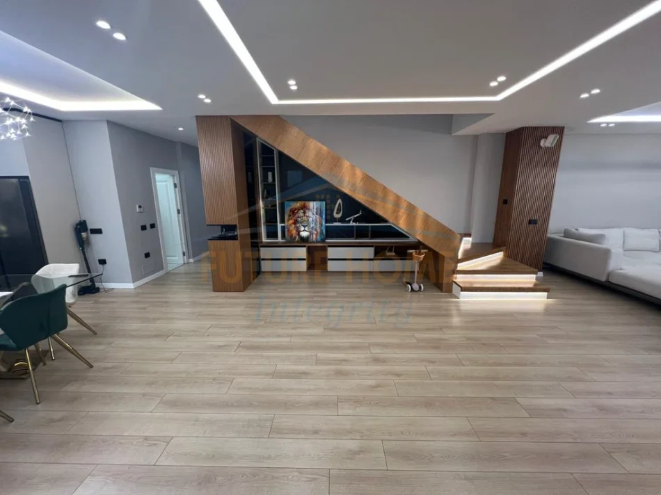 Tirane, jepet me qera apartament duplex 4+1 Kati 10, 256 m² 3.200 € (Square 21)