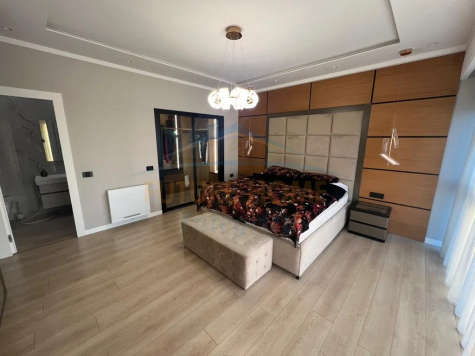 Tirane, jepet me qera apartament duplex 4+1 Kati 10, 256 m² 3.200 € (Square 21)