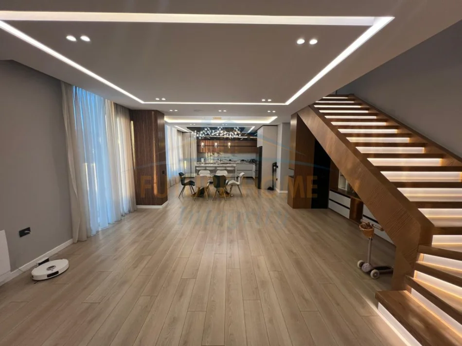 Tirane, jepet me qera apartament duplex 4+1 Kati 10, 256 m² 3.200 € (Square 21)