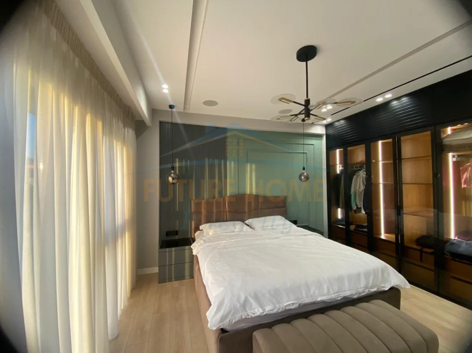 Tirane, jepet me qera apartament 4+1+3 Kati 10, 265 m² 3.200 € (Kompleksi Square 21,Rruga e Kavajes)