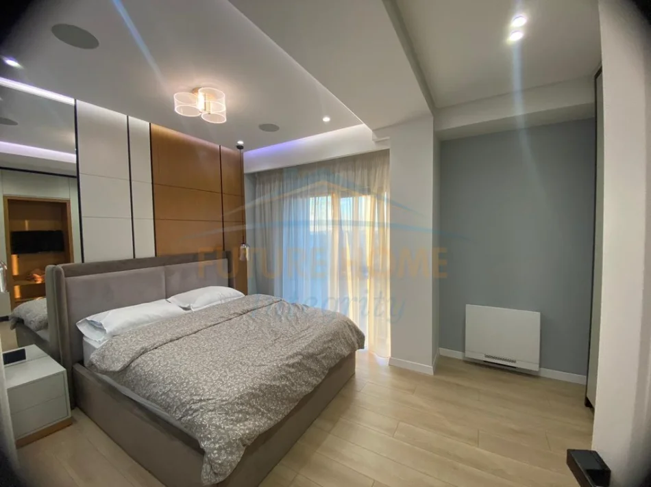 Tirane, jepet me qera apartament 4+1+3 Kati 10, 265 m² 3.200 € (Kompleksi Square 21,Rruga e Kavajes)