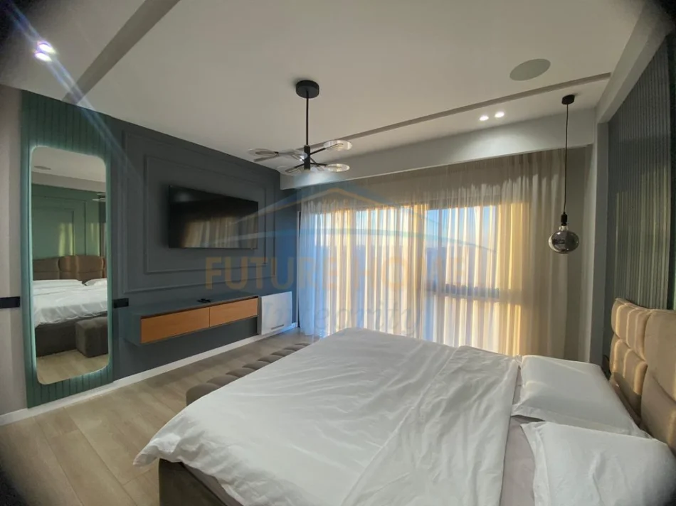 Tirane, jepet me qera apartament 4+1+3 Kati 10, 265 m² 3.200 € (Kompleksi Square 21,Rruga e Kavajes)