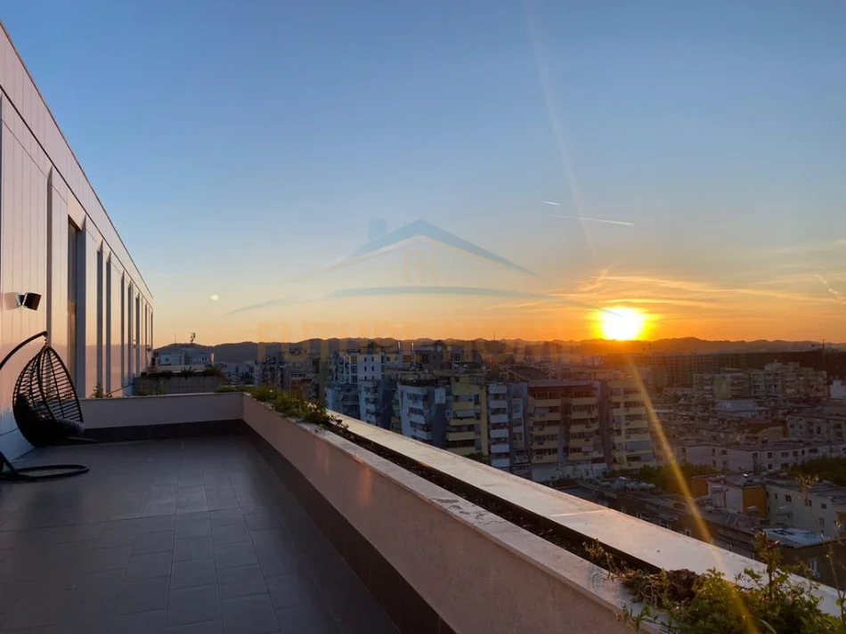 Tirane, jepet me qera apartament 4+1+Ballkon Kati 10, 265 m² 3.200 € (Square 21)