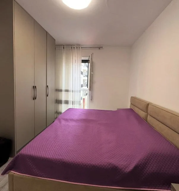 Tirane, jepet me qera apartament 2+1+Ballkon Kati 2, (Trio Towers)