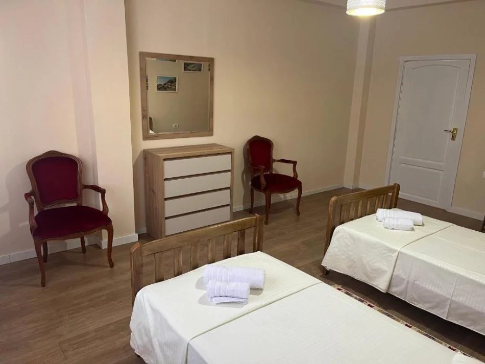 Tirane, jepet me qera apartament 2+1 Kati 3, 750 m² 750 € (rruga Muhamed Gjollesha)