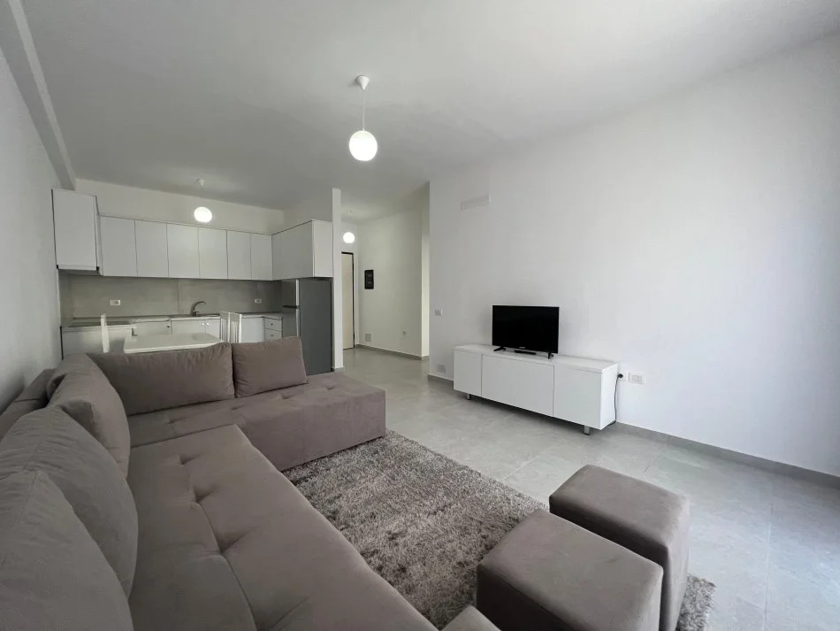 Tirane, jepet me qera apartament 2+1 Kati 1, 95 m² 600 € (Rruga 5 Maj)
